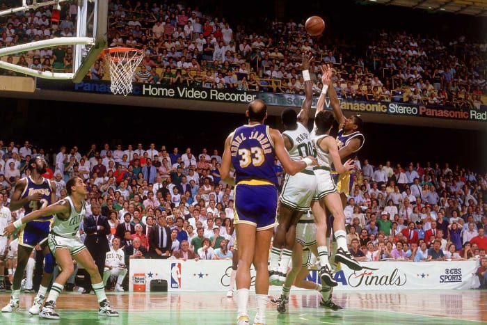 1987-Game-4-Magic-Johnson-sky-hook-017061820.jpg